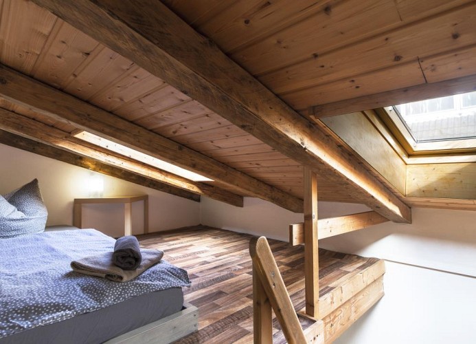 Schlafzimmer Bett rechts 