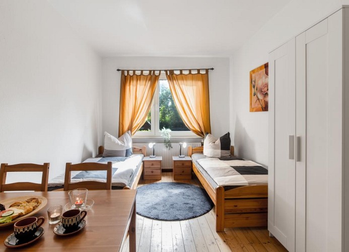 Schlafzimmer links