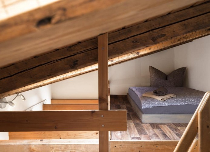 Schlafzimmer Bett links